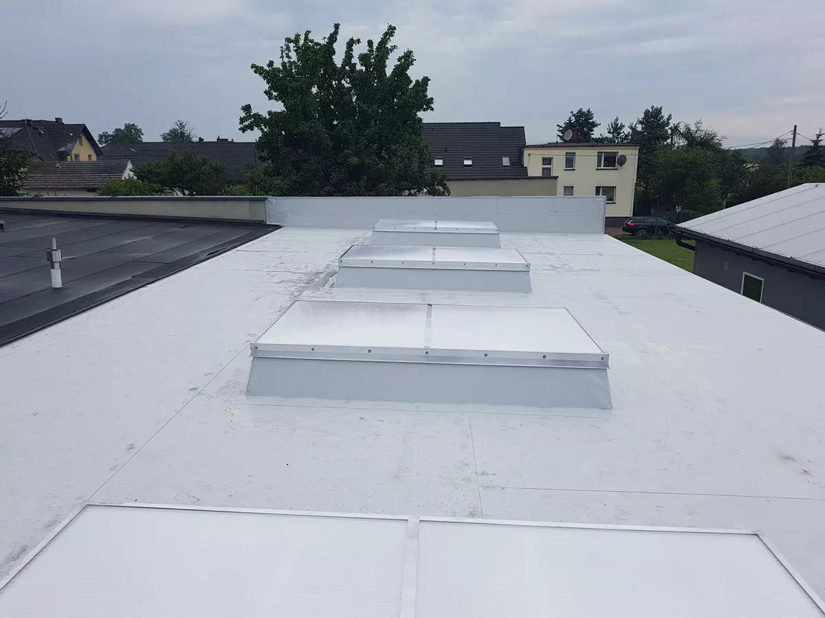 Świetliki dachowe i pasma świetlne z przegrodami o odporności ogniowej E30 lub EI30